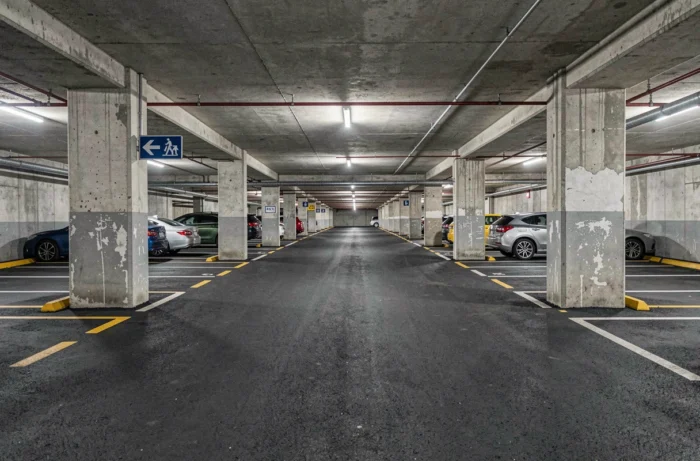 Parking souterrain urbain avec places de stationnement délimitées, actif immobilier à amortir